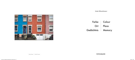Titeldoppelseite des Buches: links ein Foto einer Häuserzeile in Blau, Rot und Rosa, rechts der Titel „Farbe Ort Gedächtnis / Colour Place Memory“ und darunter „Fotografie“.